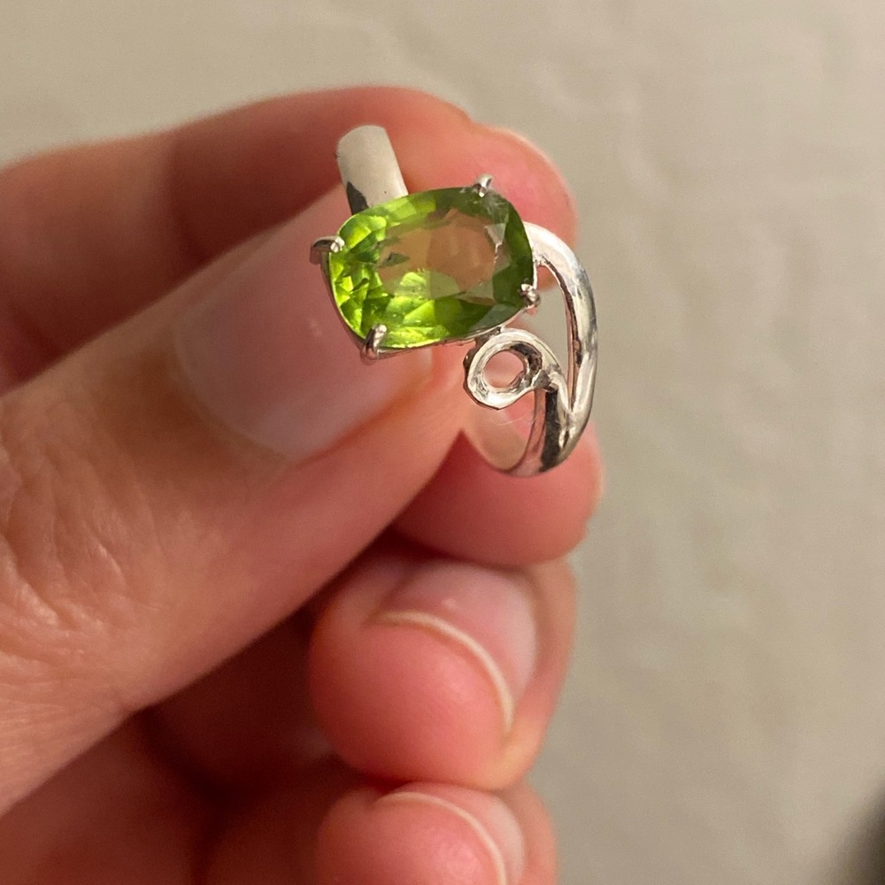Handmade Beautiful Natural peridot Gemstone Green color 925 Silver Ring size 8